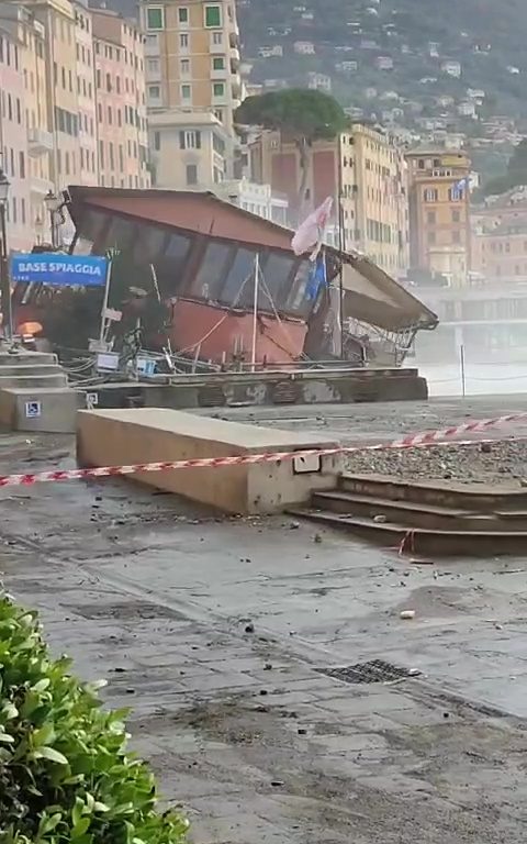 Une onde de tempête à Camogli détruit un restaurant de fiction historique de la Rai : vidéo virale