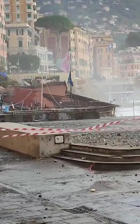 Une onde de tempête à Camogli détruit un restaurant de fiction historique de la Rai : vidéo virale