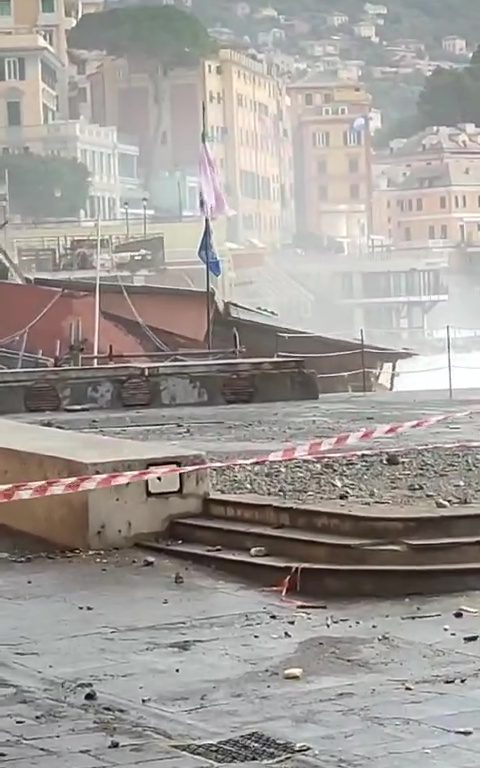 Une onde de tempête à Camogli détruit un restaurant de fiction historique de la Rai : vidéo virale