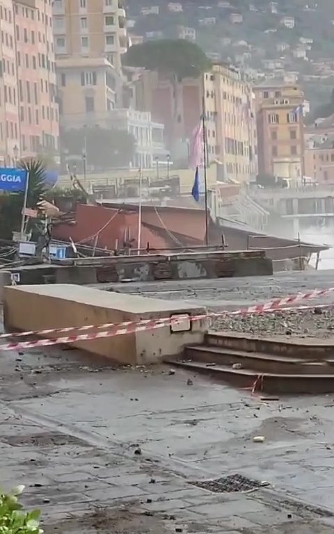 Une onde de tempête à Camogli détruit un restaurant de fiction historique de la Rai : vidéo virale