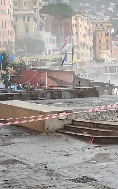 Une onde de tempête à Camogli détruit un restaurant de fiction historique de la Rai : vidéo virale