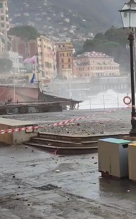 Une onde de tempête à Camogli détruit un restaurant de fiction historique de la Rai : vidéo virale