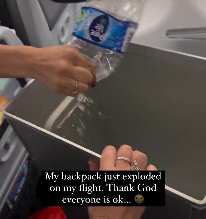 La powerbank de una influencer se incendia en un avión: pánico a bordo