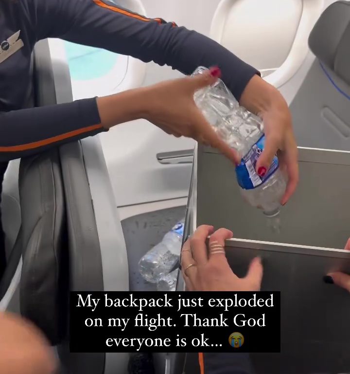 Die Powerbank eines Influencers fängt im Flugzeug Feuer: Panik an Bord