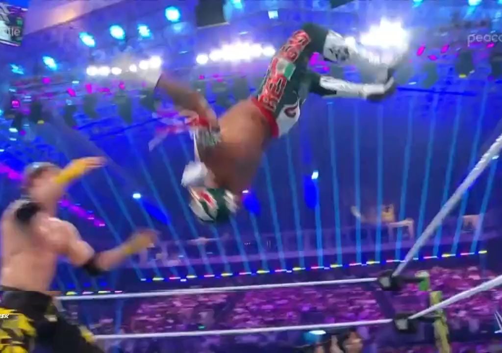 Le lutteur Rey Mysterio risque de mourir sur le ring : sauvé par Logan Paul