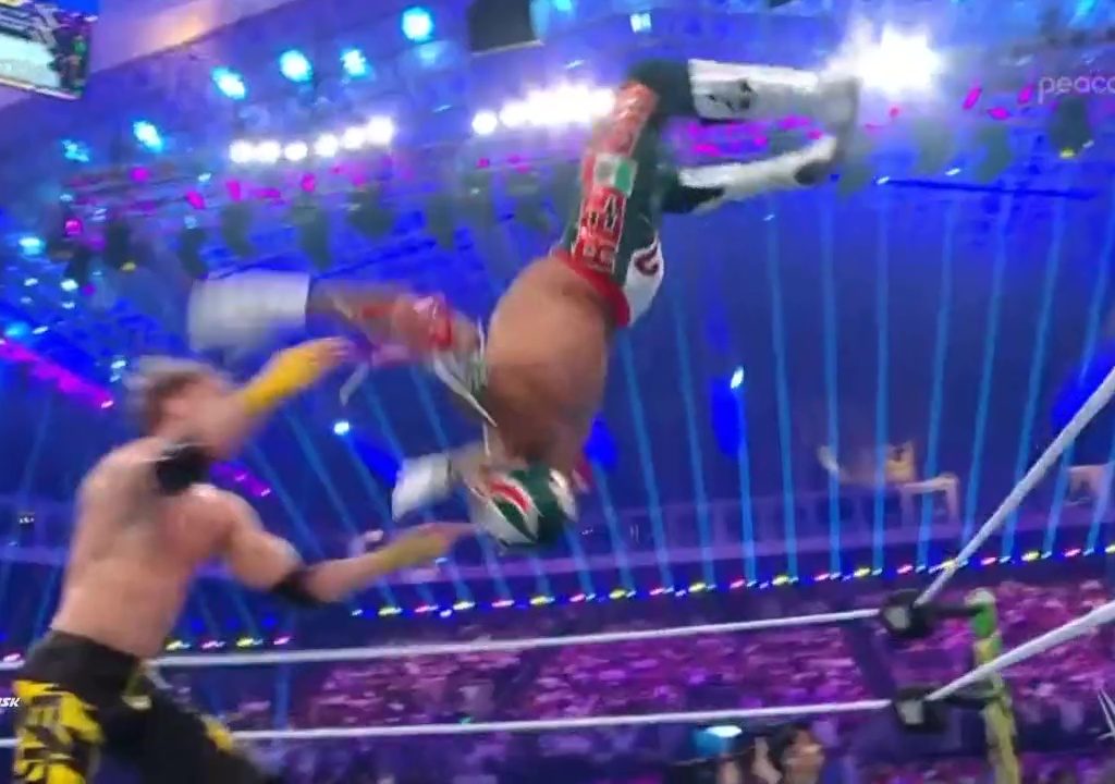 Il wrestler Rey Mysterio rischia di morire sul ring: salvato da Logan Paul