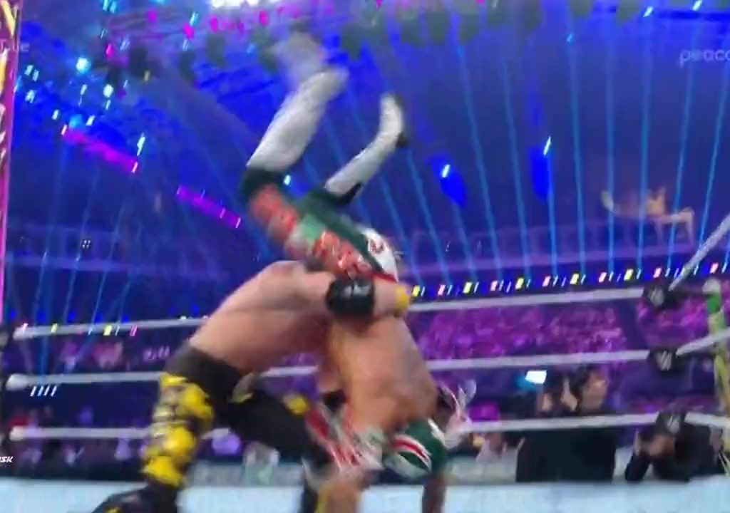 Le lutteur Rey Mysterio risque de mourir sur le ring : sauvé par Logan Paul