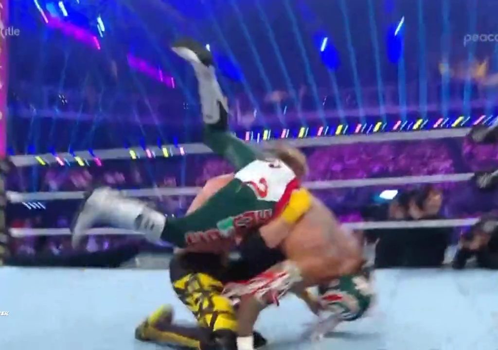 Il wrestler Rey Mysterio rischia di morire sul ring: salvato da Logan Paul