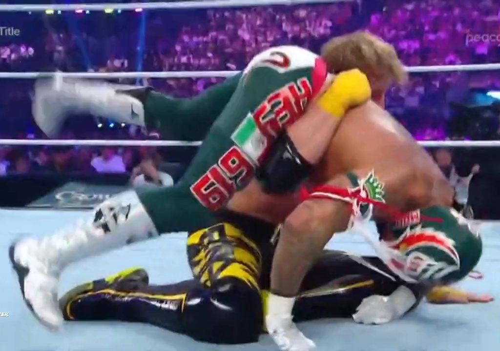 El luchador Rey Mysterio corre el riesgo de morir en el ring: salvado por Logan Paul