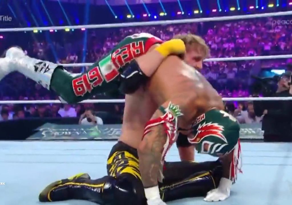 El luchador Rey Mysterio corre el riesgo de morir en el ring: salvado por Logan Paul