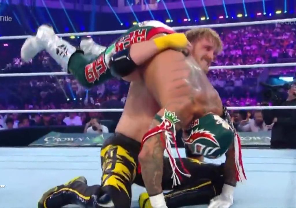 El luchador Rey Mysterio corre el riesgo de morir en el ring: salvado por Logan Paul