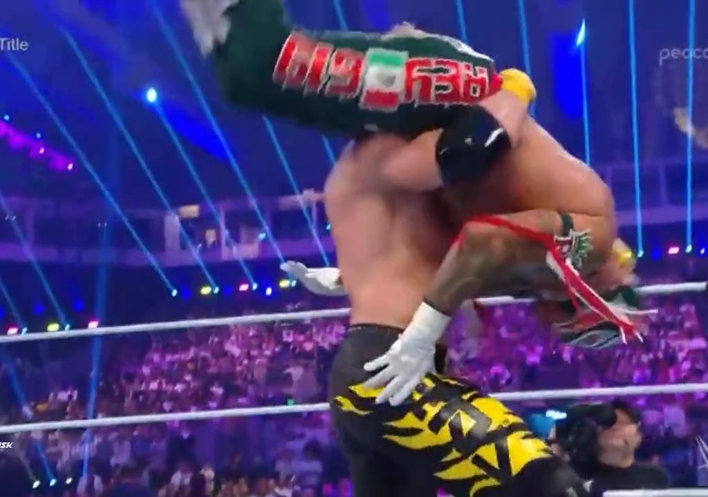 El luchador Rey Mysterio corre el riesgo de morir en el ring: salvado por Logan Paul