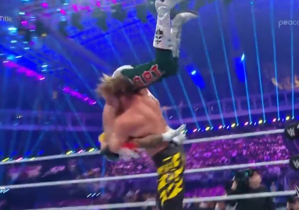 Il wrestler Rey Mysterio rischia di morire sul ring: salvato da Logan Paul