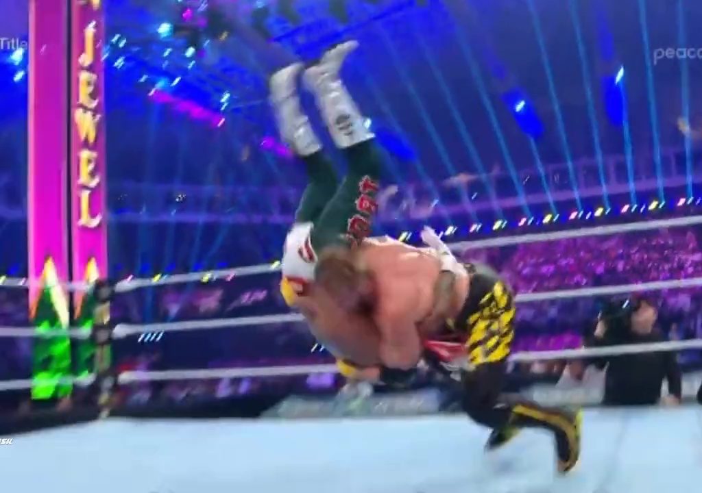 Le lutteur Rey Mysterio risque de mourir sur le ring : sauvé par Logan Paul