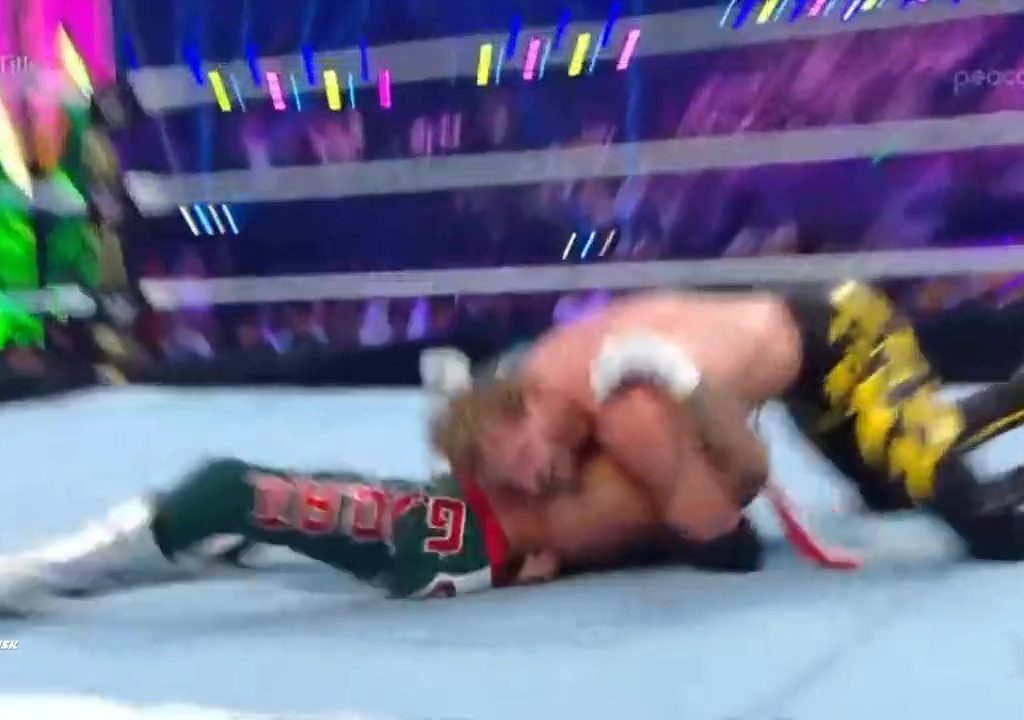 Wrestler Rey Mysterio riskiert, im Ring zu sterben: gerettet von Logan Paul