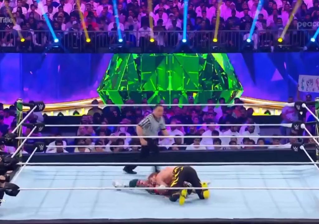 Le lutteur Rey Mysterio risque de mourir sur le ring : sauvé par Logan Paul