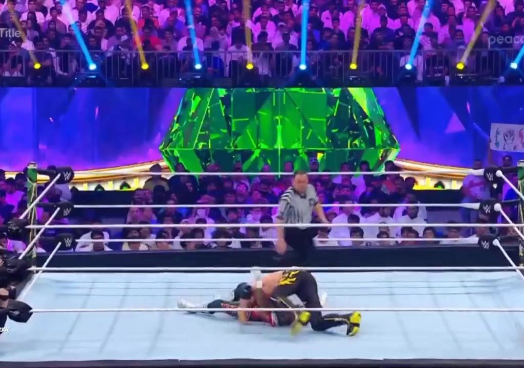 Le lutteur Rey Mysterio risque de mourir sur le ring : sauvé par Logan Paul