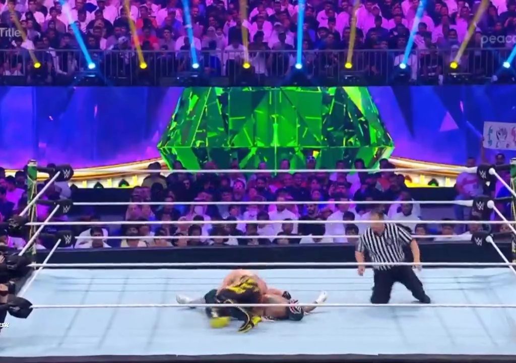 Le lutteur Rey Mysterio risque de mourir sur le ring : sauvé par Logan Paul