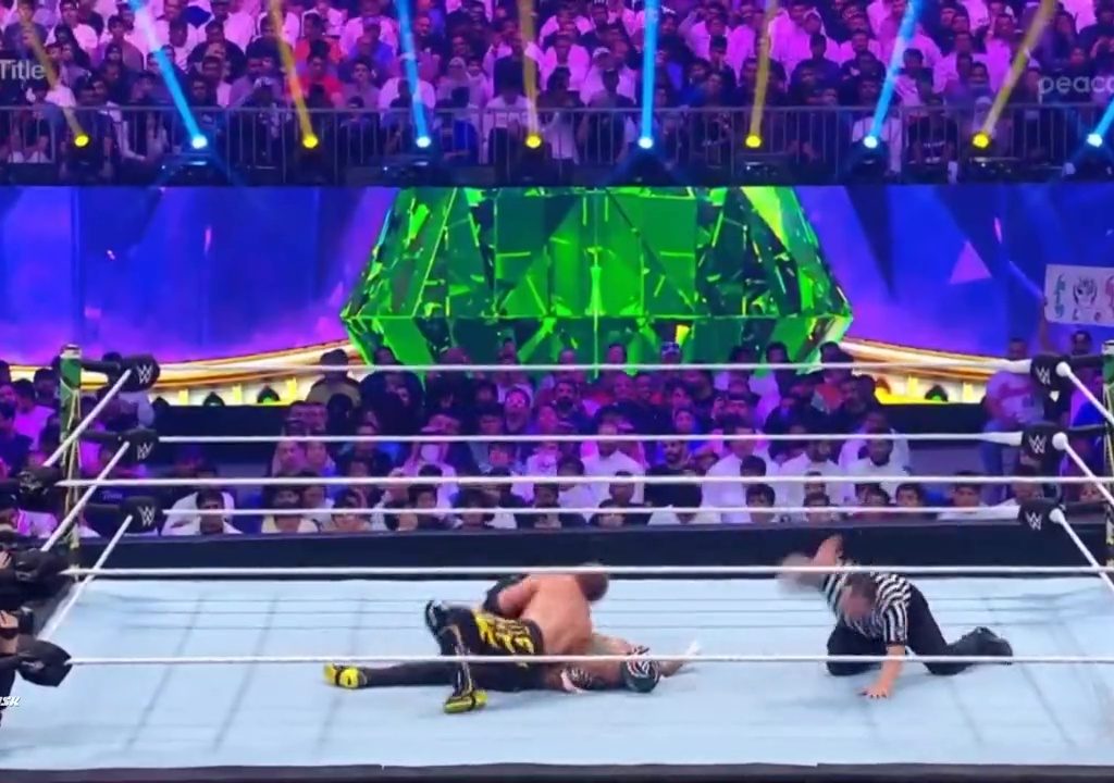 El luchador Rey Mysterio corre el riesgo de morir en el ring: salvado por Logan Paul