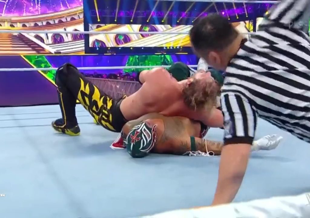 Il wrestler Rey Mysterio rischia di morire sul ring: salvato da Logan Paul