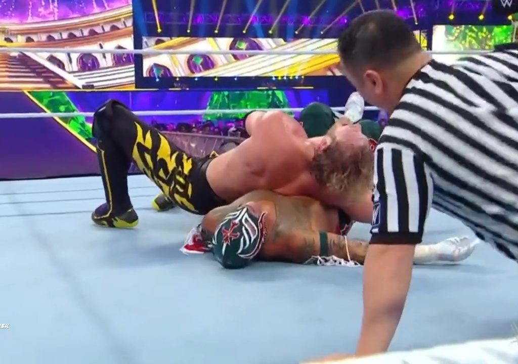 El luchador Rey Mysterio corre el riesgo de morir en el ring: salvado por Logan Paul