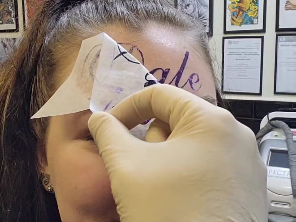 La fille se fait tatouer le nom de son petit ami sur son front (mais révèle en fait son maquillage)