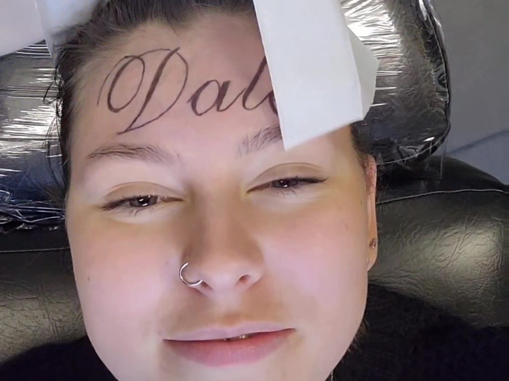 La fille se fait tatouer le nom de son petit ami sur son front (mais révèle en fait son maquillage)