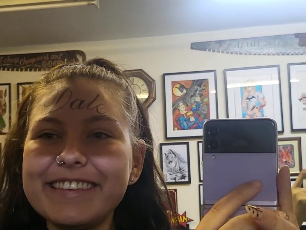 La fille se fait tatouer le nom de son petit ami sur son front (mais révèle en fait son maquillage)