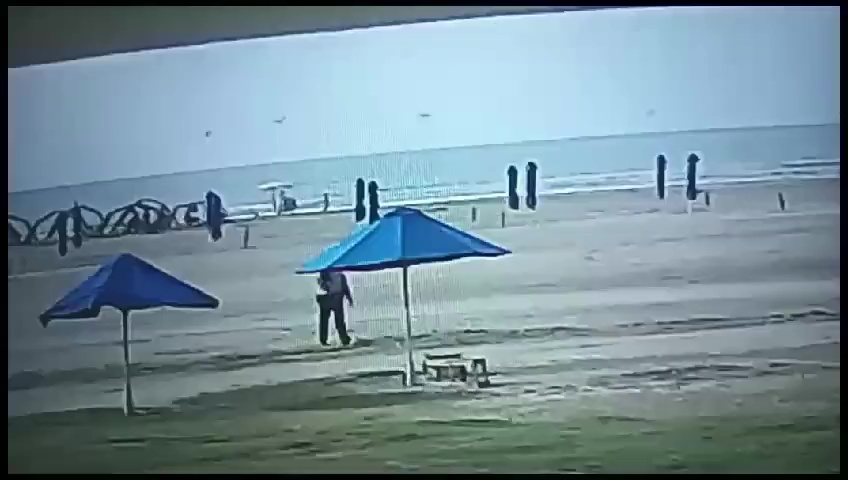 Elle marche sur le rivage et est tuée par la foudre : la vidéo choc