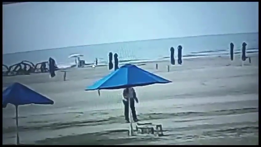 Elle marche sur le rivage et est tuée par la foudre : la vidéo choc