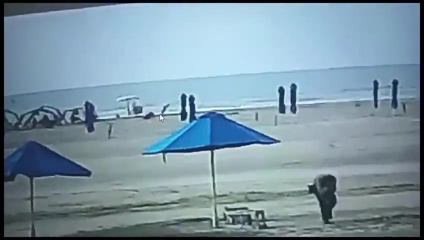 Elle marche sur le rivage et est tuée par la foudre : la vidéo choc