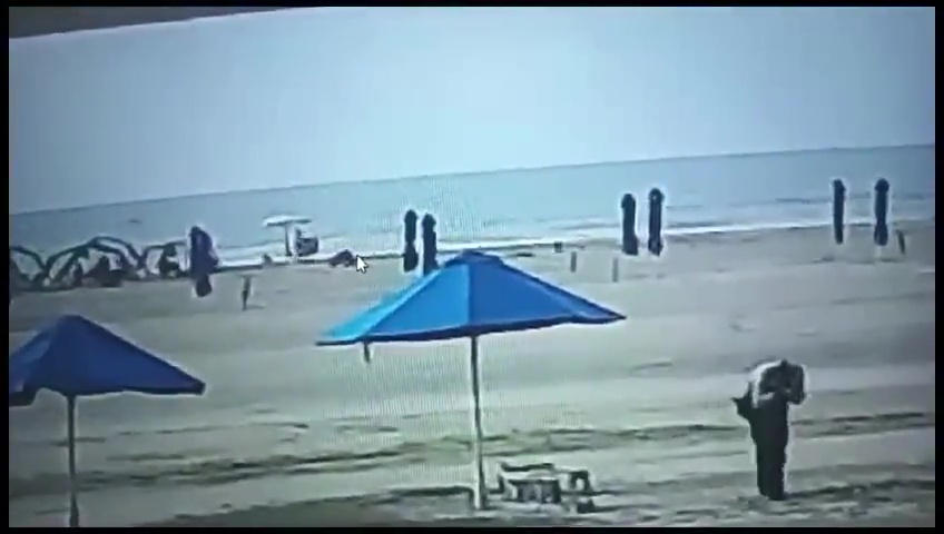 Elle marche sur le rivage et est tuée par la foudre : la vidéo choc