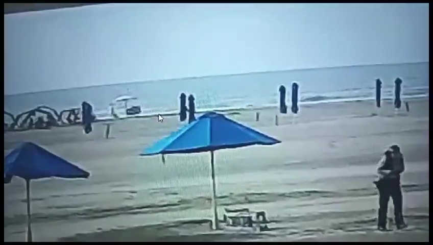 Elle marche sur le rivage et est tuée par la foudre : la vidéo choc