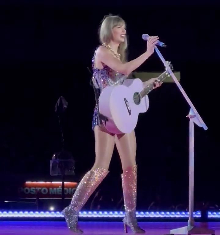 Taylor Swift dans le rôle de "Barbie" : talon cassé et elle reste sur la pointe des pieds