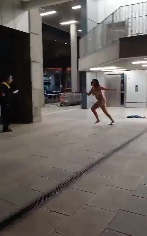 Nuda all'aeroporto bacia gli uomini e aggredisce le donne: colpa di un fungo