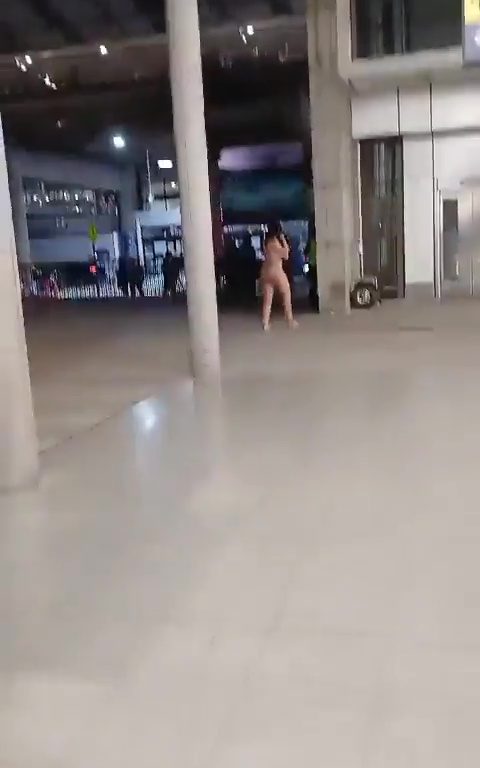 Desnuda en el aeropuerto, besa a hombres y ataca a mujeres: culpa de un hongo