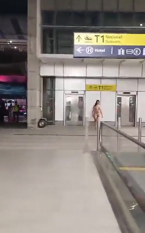 Desnuda en el aeropuerto, besa a hombres y ataca a mujeres: culpa de un hongo