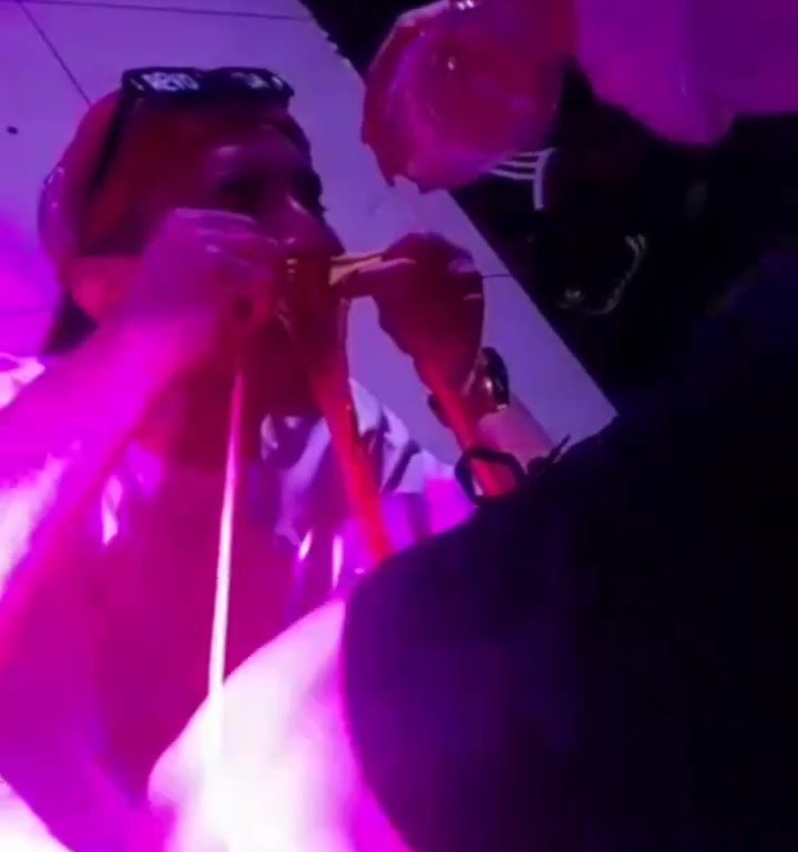 A la cantante le quitan las bragas sus fans en los conciertos y se hace famosa