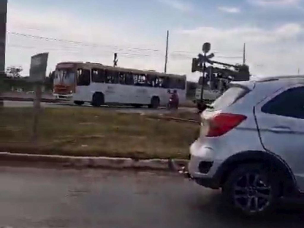 Une carambole tragique, jetée hors du bus, finit coupée en deux par un train