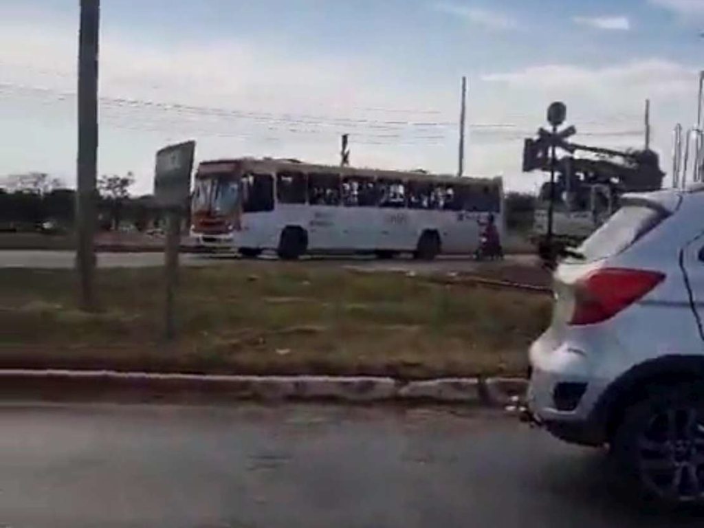 Une carambole tragique, jetée hors du bus, finit coupée en deux par un train