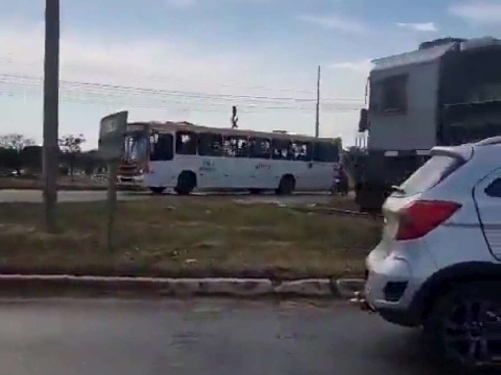 Une carambole tragique, jetée hors du bus, finit coupée en deux par un train