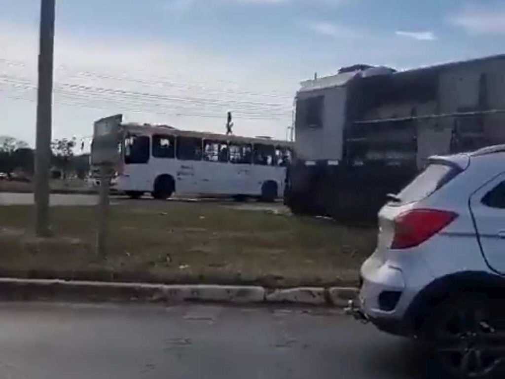 Une carambole tragique, jetée hors du bus, finit coupée en deux par un train