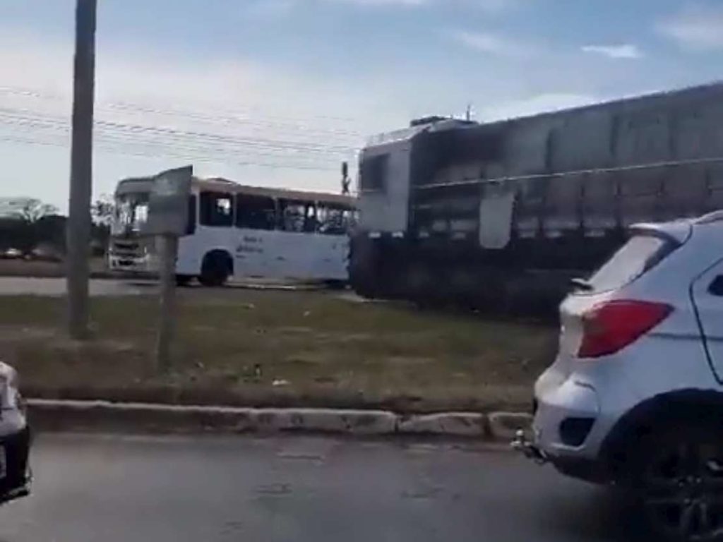 Une carambole tragique, jetée hors du bus, finit coupée en deux par un train