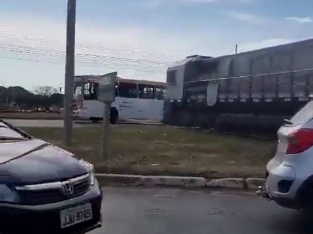 Une carambole tragique, jetée hors du bus, finit coupée en deux par un train