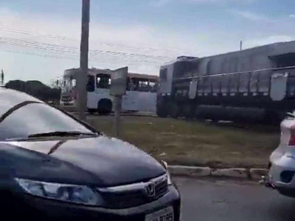 Une carambole tragique, jetée hors du bus, finit coupée en deux par un train