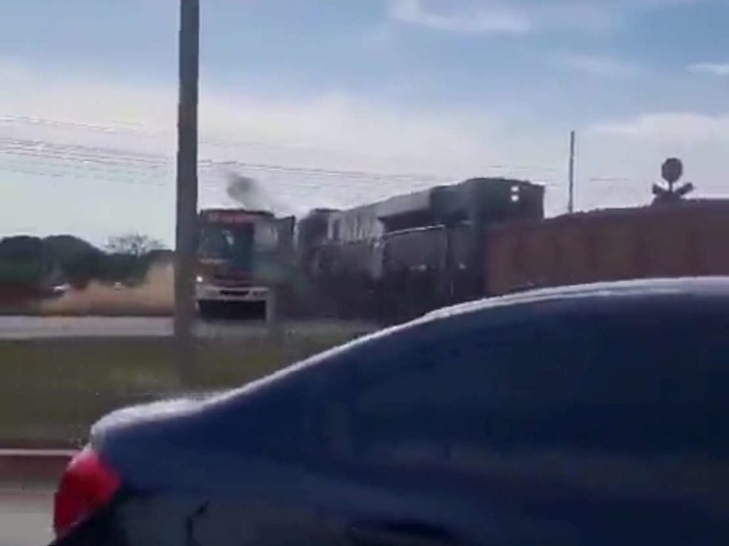 Une carambole tragique, jetée hors du bus, finit coupée en deux par un train