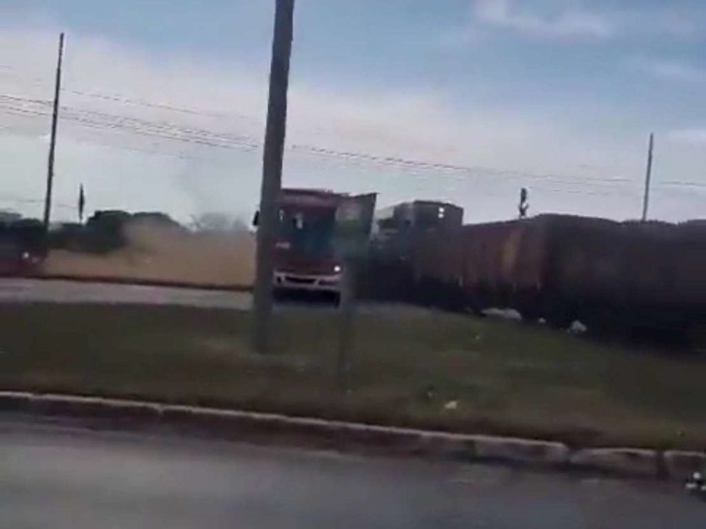 Une carambole tragique, jetée hors du bus, finit coupée en deux par un train