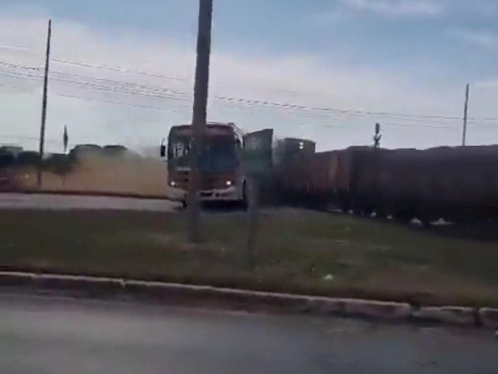 Une carambole tragique, jetée hors du bus, finit coupée en deux par un train