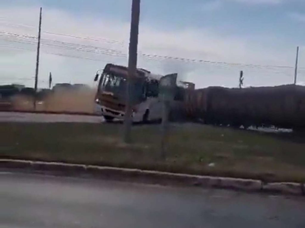 Une carambole tragique, jetée hors du bus, finit coupée en deux par un train