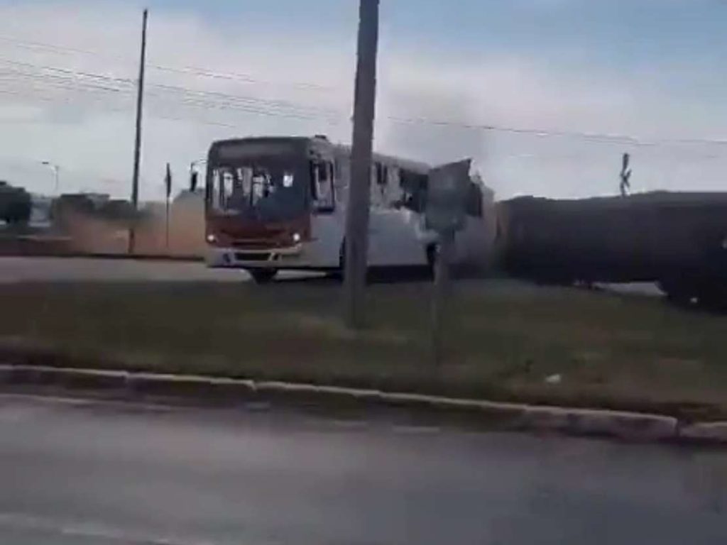 Une carambole tragique, jetée hors du bus, finit coupée en deux par un train